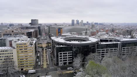 Luftaufnahme-Des-Europaviertels-Mit-Dem-Berlaymont-Gebäude-Im-Hintergrund,-In-Dem-Sich-Der-Sitz-Der-Europäischen-Kommission-Befindet