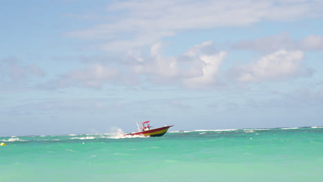 Schnellboot-Fährt-über-Türkisfarbenes-Wasser-Am-Bavaro-Beach-In-Punta-Cana-Vorbei