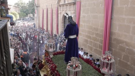 Imagen-De-Jesucristo-En-Paso-Decorado-Llevado-Por-Cargadores-Durante-La-Procesión-De-Pascua-En-Una-Calle-Concurrida