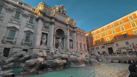 Toma-En-Cámara-Lenta-De-La-Fuente-De-Trevi-En-Piazza-Di-Trevi-Durante-La-Puesta-De-Sol-En-Roma