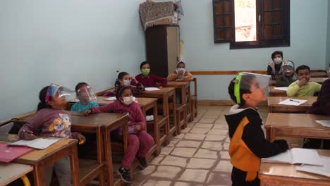 Niños-Cristianos-Coptos-En-Egipto-Con-Máscaras-Faciales-Y-Escudos-Debido-Al-Covid-En-Un-Preescolar