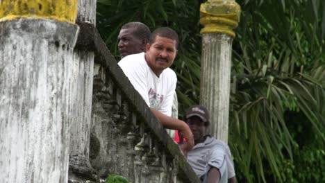 Un-Hombre-De-Color-Bigotudo-Mirando-Por-Encima-De-Una-Barandilla-De-Piedra