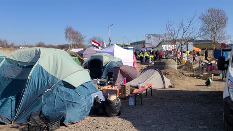 Ukrainian-refugee-setting-tent-at-customs-border-in-Medyka