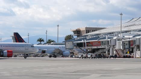 Estacionamiento-De-Aviones-De-Las-Aerolíneas-Escandinavas-En-La-Bonita-Puerta-Del-Aeropuerto,-Soleado,-Estático