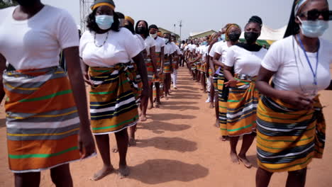 Ureinwohner-Des-Igala-Stammes-Zeigen-Einen-Traditionellen-Tanz-Bei-Einer-Veranstaltung-Des-Nigerianischen-Jugenddienstkorps