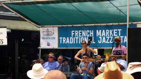Banda-Tocando-Mercado-Francés-Escenario-De-Jazz-Tradicional-Festival-Del-Barrio-Francés-Nueva-Orleans