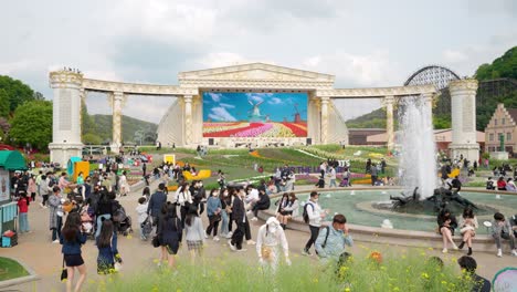 Las-Familias-Disfrutan-De-Los-Jardines-Y-Fuentes-En-El-Parque-De-Atracciones-Everland-En-Yongin,-Corea-Del-Sur