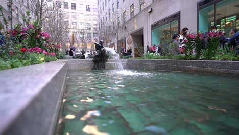 Jardín-Con-Fuente-De-Agua-Frente-Al-Rockefeller-Center-En-La-Ciudad-De-Nueva-York