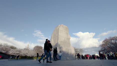 Menschen-Gehen-Um-Martin-Luther-King-Jr.-Herum