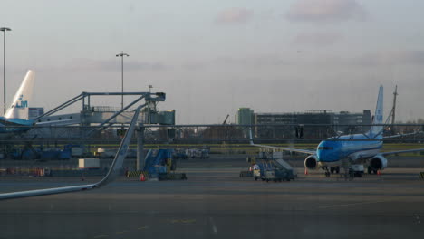 Amsterdam-Airport-Timelapse-Planes-Moving-On-The-Tarmac-4K-Slow-Motion-RED-Camera