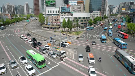 Stau-An-Der-Kreuzung-In-Der-Nähe-Des-Seouler-Bahnhofs-Auf-Der-Sejong-Daero-Straße-–-Erhöhte-Ansicht