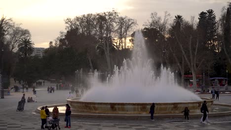 Wunderschöne-Landschaft-Am-Plaza-De-Espana-In-Sevilla-Bei-Sonnenuntergang-Mit-Wasserfontäne