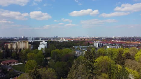 Perfekte-Flauschige-Wolken-Am-Blauen-Himmel-über-Der-Hauptstadt-Deutschlands