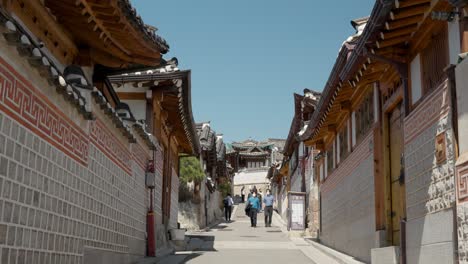 Beautiful-Korean-traditional-architecture-of-Bukchon-Hanok-Village-in-Seoul,-South-Korea
