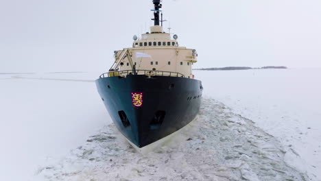 Barco-Rompehielos-Navegando-En-El-Agua-Congelada-Del-Mar-De-Botnia-Durante-El-Recorrido-Turístico-Por-Finlandia