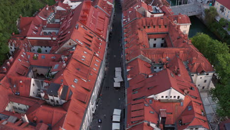Rot-überdachte-Gebäude-Mit-Schmaler-Straße-Und-Dem-Fluss-Ljubljanica-Bei-Sonnenuntergang-In-Ljubljana,-Slowenien