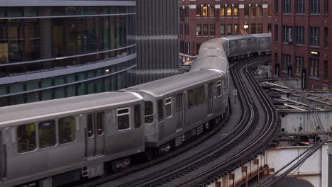 Chicago-Transit-Authority-CTA-Zug-Der-Braunen-Linie-Nähert-Sich-Dem-Merchandise-Mart.-Haltestelle-Der-Braunen-Und-Violetten-Linie-Auf-Der-Erhöhten-S-Kurve-Im-Fluss-Nord