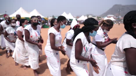 Mujeres-Y-Hombres-Hausa-Vestidos-Con-Vestidos-Tradicionales-Blancos-Bailan-En-Un-Evento-Cultural-Del-Cuerpo-De-Servicios-Juveniles-De-Nigeria