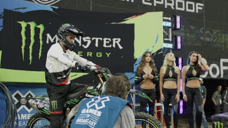 X-Games-Kameramann-Filmt-Übertragung-Von-Motocross-Dirtbike-Fahrern,-Die-Sich-Auf-Den-Wettkampf-Vorbereiten