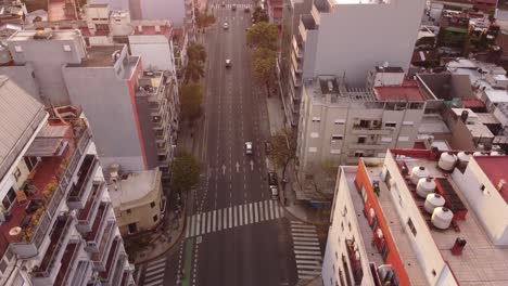 Cars-driving-along-Cordoba-avenue-in-Buenos-Aires-city-at-sunset,-Argentina