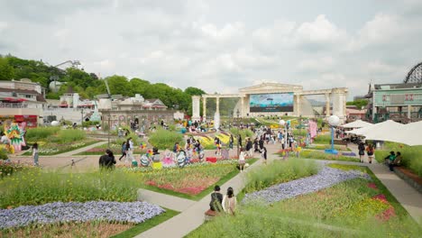 People-at-Everland-Amusement-Park-in-Yongin,-South-Korea-at-daytime