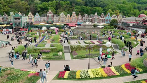La-Gente-Visita-El-Parque-Temático-Everland-En-La-Ciudad-De-Yongin,-Corea-Del-Sur---Vista-Amplia-Elevada