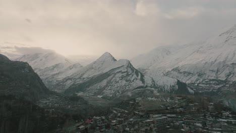 Filmische-Luftaufnahmen-über-Das-Hunza-Tal-Mit-Schneebedeckten-Bergen-Im-Hintergrund