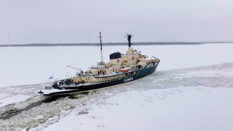 Ein-Eisbrecher-Wasserfahrzeug,-Das-Während-Der-Wintersaison-Wege-Im-Eisigen-Bottnischen-Meerbusen-Schafft