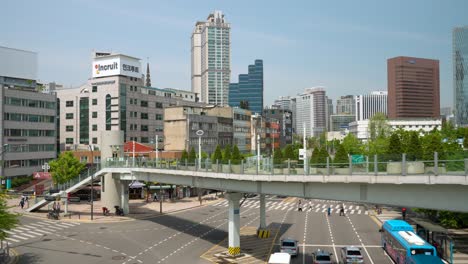 People-at-Seoullo-7017-sky-park-walkway-over-the-Seoul-and-crossing-road,-South-Korea-city-streets