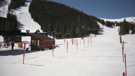 Empty-ski-lift-lines-at-a-Colorado-ski-resort-during-spring-skiing