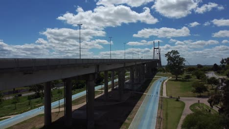 Der-Hochfliegende-Drohnenflug-Zeigt-Die-Brücke-Und-Die-Autobahn,-Die-Den-Parana-Fluss-In-Rosario,-Argentinien,-überqueren