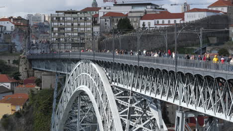 Gente-Cruzando-El-Puente-Dom-Luis-I-En-Porto,-Toma-Larga-De-La-Pasarela