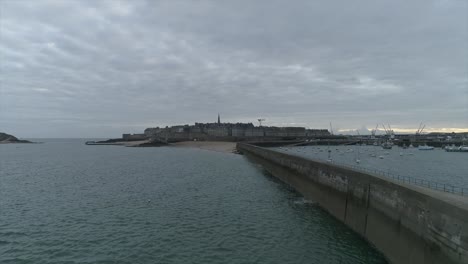 Imágenes-De-Drones-Del-Faro-De-Saint-malo,-Bretaña,-Francia