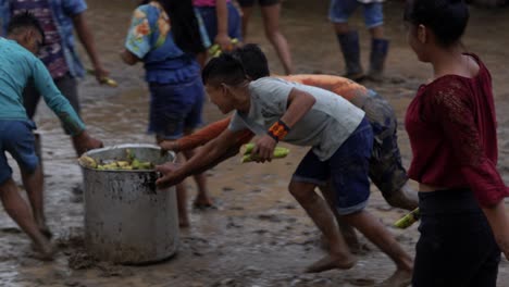 Brasilianische-Dorfbewohner,-Die-Im-Freien-Arbeiten-Und-Zusammenleben