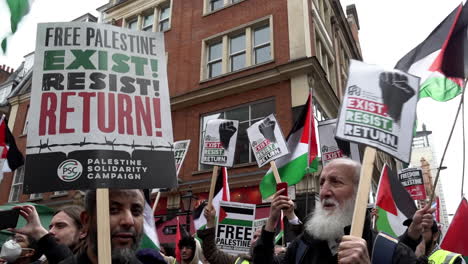 Zwei-ältere-Männer-Halten-Plakate-In-Der-Hand-Und-Singen-In-Zeitlupe-Sprechchöre-Zu-Einem-Pro-palästinensischen-Protest-Vor-Der-Israelischen-Botschaft-In-London