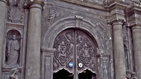 Ein-Blick-Aus-Der-Tiefe-Auf-Die-Jahrhundertealte-San-Agustin-Kirche-In-Intramuros,-Manila,-Die-Ihren-Reichen-Spanischen-Architektonischen-Charakter-Zeigt