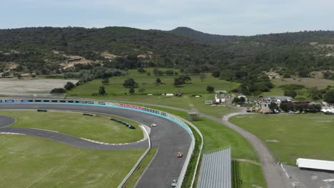 Carreras-De-Autos-Deportivos-A-La-Deriva-En-Un-Circuito-Y-Curvas-Peligrosas