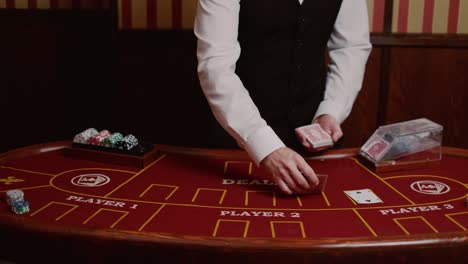 Zeitlupenaufnahmen-Eines-Casino-Dealers,-Der-Vorsichtig-Karten-An-Einem-Pokertisch-Platziert