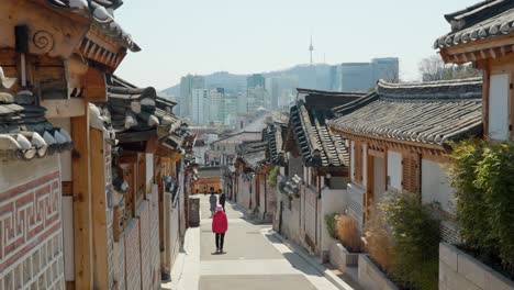 Blick-Auf-Den-Namsan-N-Seoul-Tower-Vom-Dorf-Bukchon-Hanok-In-Seoul,-Südkorea-–-Statisch