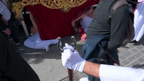 Los-Penitentes-Descansan-Durante-Una-Procesión-Para-Celebrar-La-Semana-Santa-En-Cádiz,-España.