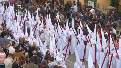 Büßer-Der-Bruderschaft-Marschieren-Während-Einer-Prozession-Zur-Feier-Der-Karwoche-In-Sevilla,-Spanien