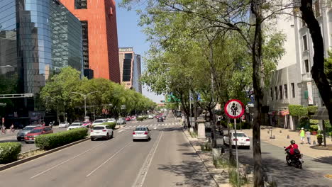 Aufnahme-Der-Reforma-Avenue-In-Mexiko-Stadt-Und-Der-Wolkenkratzer