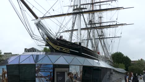Blick-Auf-Den-Vorderen-Bug-Und-Die-Backbordseite-Des-Clipper-Schiffes-Cutty-Sark-An-Einem-Bewölkten-Tag-In-Greenwich