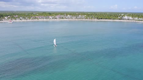Segelboote-In-Der-Bucht-Unter-Ausnutzung-Der-Windigen-Bedingungen,-Playa-Nueva-Romana