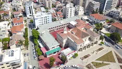 Orbitaufnahme-Der-Wunderschönen-Umgebung-Der-St.-Joseph-Kirche,-Mitten-In-Der-Stadt-Larnaca,-Zypern