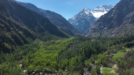 Eine-Stationäre-Aufsteigende-Luftaufnahme-Der-Höchsten-Berge-Der-Italienischen-Region-Piemont
