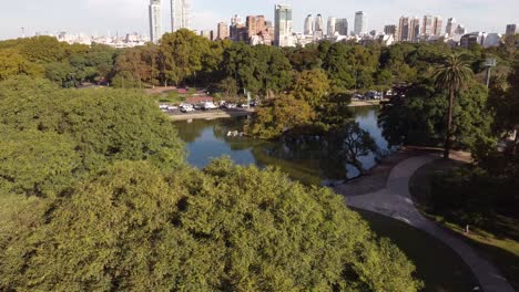 Palermo-lakes-in-Tres-de-Febrero-park-with-skyscrapers-in-background,-Buenos-Aires-city