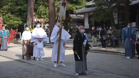 Sacerdotes-Principales-Que-Asisten-A-Sagicho-Matsuri-Año-Del-Tigre-En-Primavera