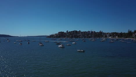 Puerto-De-Sydney-En-Un-Hermoso-Día-Soleado-Desde-La-Bahía-Doble-Con-Barcos,-Cielo-Azul-Y-Agua