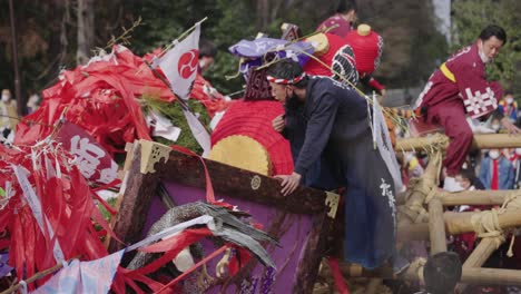 Batalla-De-Omihachiman-Sagicho-En-Primavera,-Desfile-De-Carrozas-Locales-Con-Batalla-Tradicional